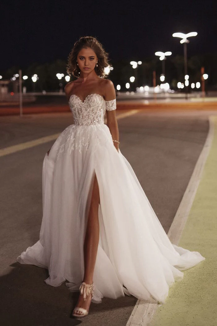 Vestidos de novia de tul con cuentas y escote en forma de corazón